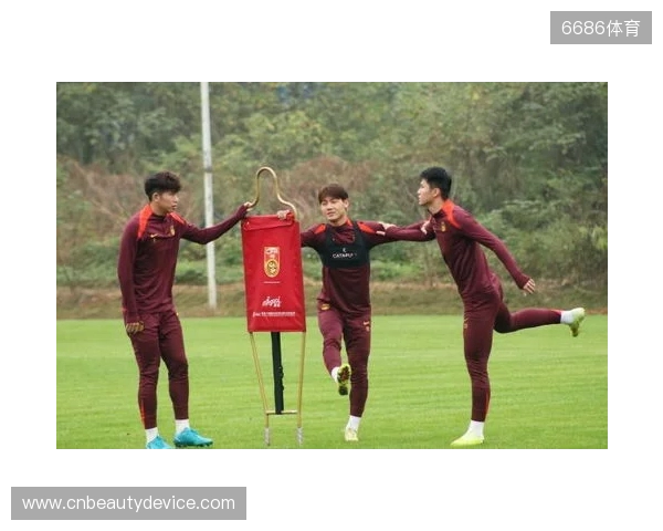 邵佳一探班U22国足重逢老友 9人归来鲁沪新星伤退 邵佳一探班U22国足重逢老友 9人归来鲁沪新星伤退